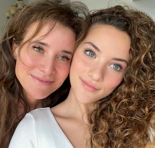 Sofie Dossi Mother Biographyguy.com